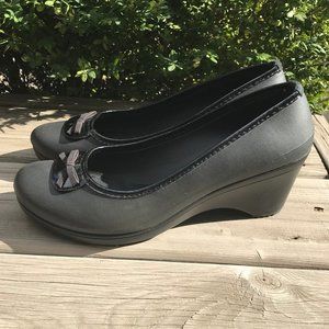 WOMEN'S BLACK SIZE 9 W CROCS WEDGE RUBBER SHOES